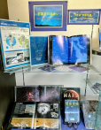 展示ケースに「宇宙との出会い　Wonderful　universe」の紹介をしています